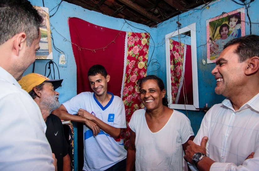 Governador visita estudante em São Sebastião e reforça compromisso com a educação