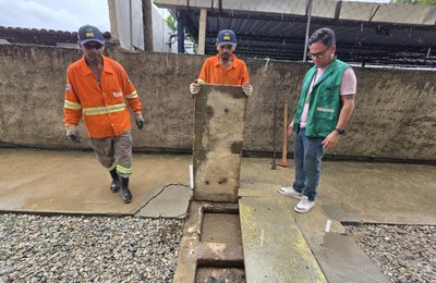 Operação Língua Suja autua residencial por lançar esgoto na rede pluvial, no Feitosa