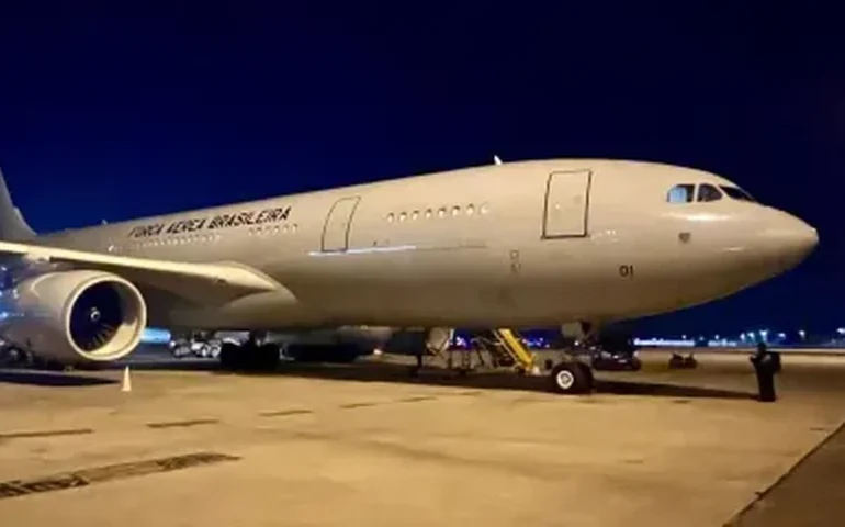 Planalto informa resgate de mais 220 passageiros da zona de conflito no Líbano em 5º voo da FAB