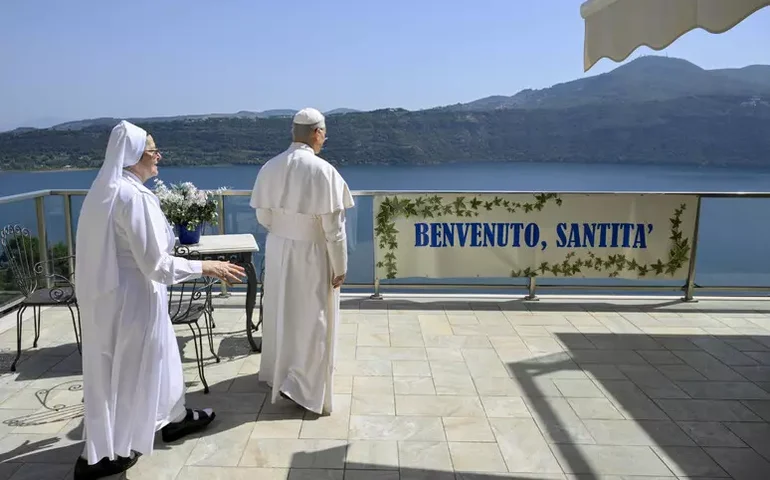 Papa visita lar para idosas na Itália: 'Vocês são a esperança'