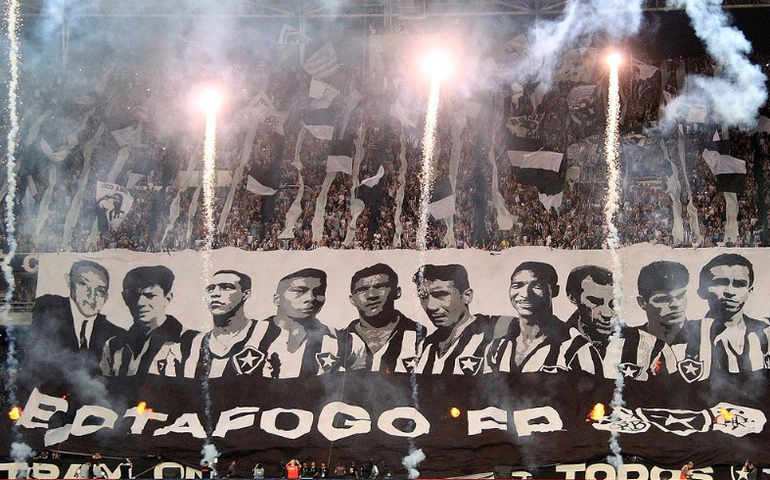Torcida protesta no CT do Botafogo e conversa com jogadores