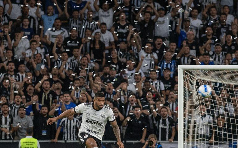 Atlético-MG vence Cruzeiro de virada com golaço de Hulk no primeiro clássico do ano