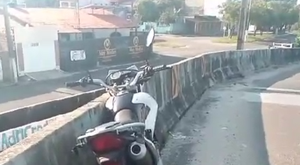 Após colidir na mureta de proteção, motociclista cai da ponte entre Aracaju e Barra dos Coqueiros