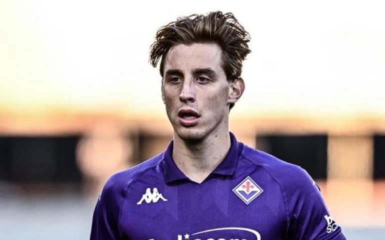 Jogador da Fiorentina que desmaiou em campo está consciente e falando, diz jornal