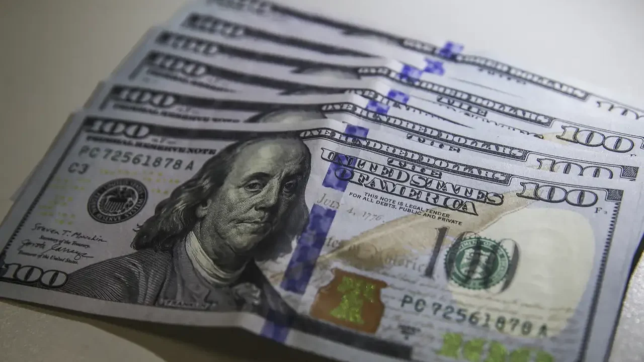 Juros curtos recuam, mas vértices longos sobem com Copom e dólar em alta