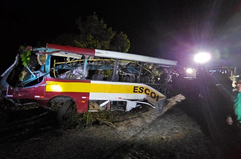 Operação de retirada de ônibus que caiu na Serra da Barriga em Alagoas é concluída