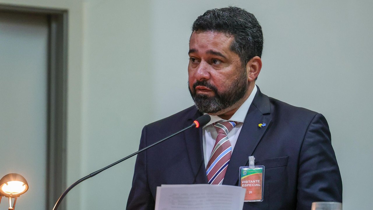 Presidente dos Correios entrega carta de demissão a Lula