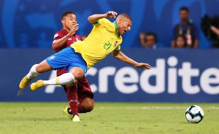 Richarlison, jogador do Brasil, é msarcado pelo jogador venezuelano Darwin Machi