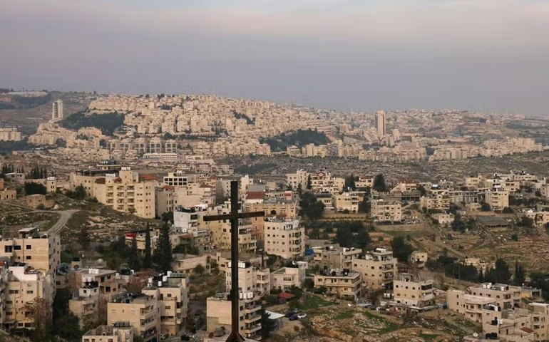 Israel ataca capital e cidades portuárias do Iêmen