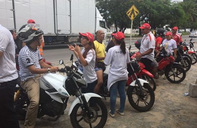 Motociclistas recebem orientações em blitz educativa do Maio Amarelo