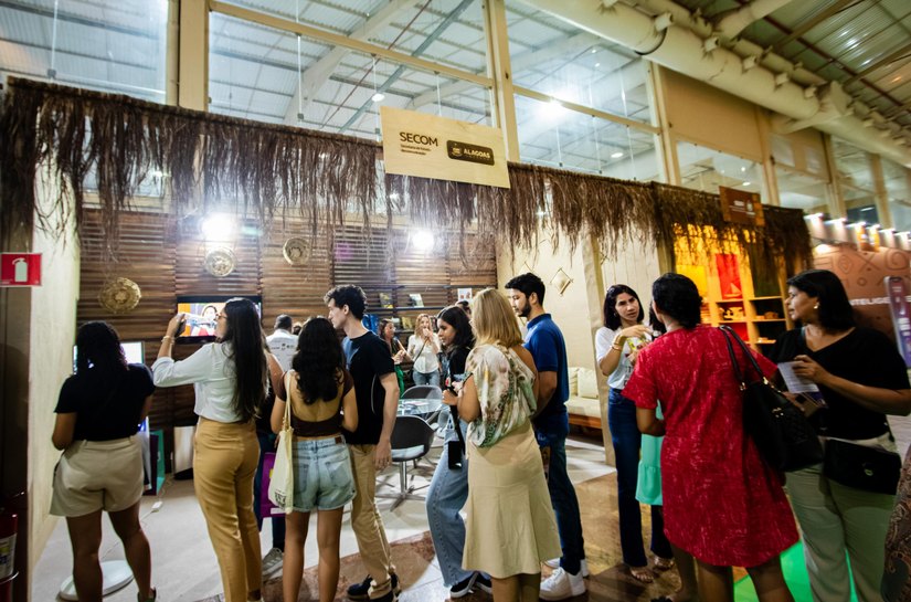 Governo de Alagoas valoriza educadores com vouchers de R$ 100 para a compra de livros na Bienal