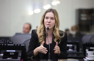 Deputada Cibele Moura critica aprovação automática na rede pública: “Como é que a gente premia quem não estuda?”