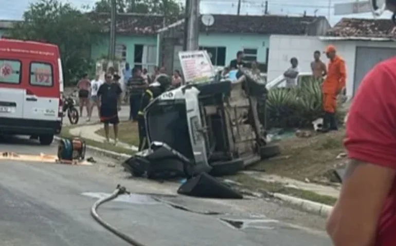 Susto no Natal: carro capota e deixa ferido em via urbana de Rio Largo