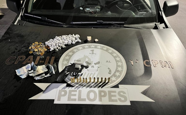 No interior, PM apreende arma e drogas e prende suspeito de homicídio