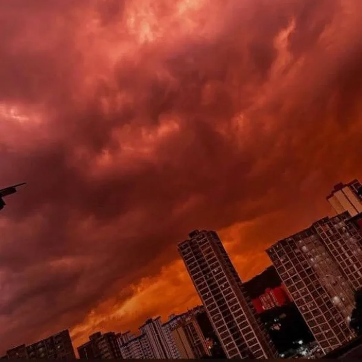 Céu 'pega fogo' em Caracas: fenômeno raro pinta a Venezuela de vermelho