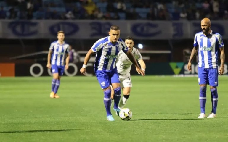 Corinthians reage no segundo tempo, mas só empata com o Avaí em Florianópolis