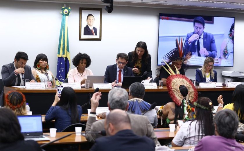 Comissão da Câmara aprova convite para encarregado de negócios dos EUA esclarecer tarifaço