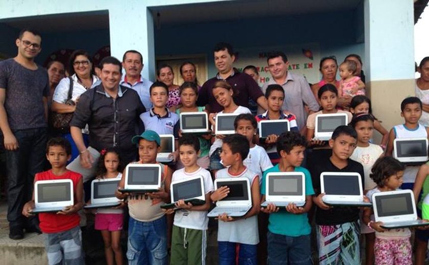 Prefeito entrega 400 netbooks em Girau do Ponciano