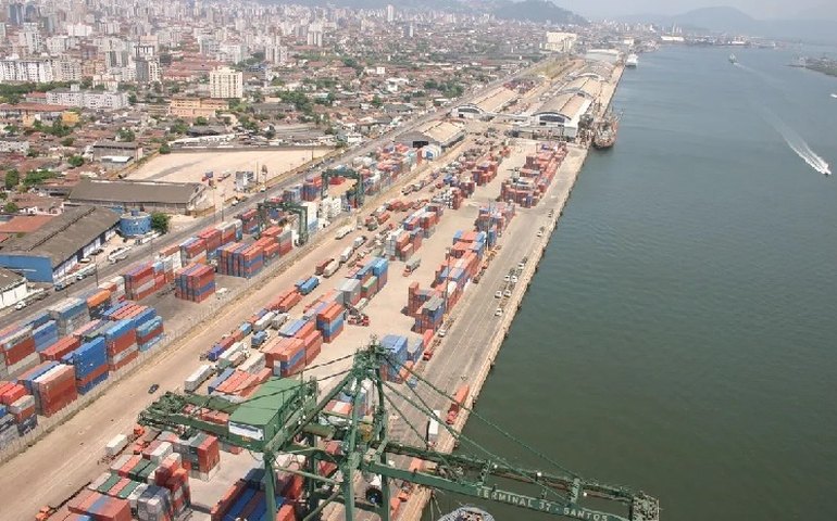 Equipe do governo que auxilia litoral de SP ficará instalada no Porto de Santos