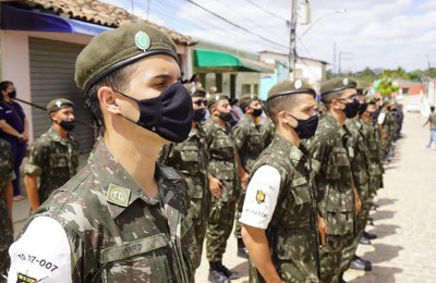 Desfiles e apresentações artísticas marcaram o início das festividades em Canafístula