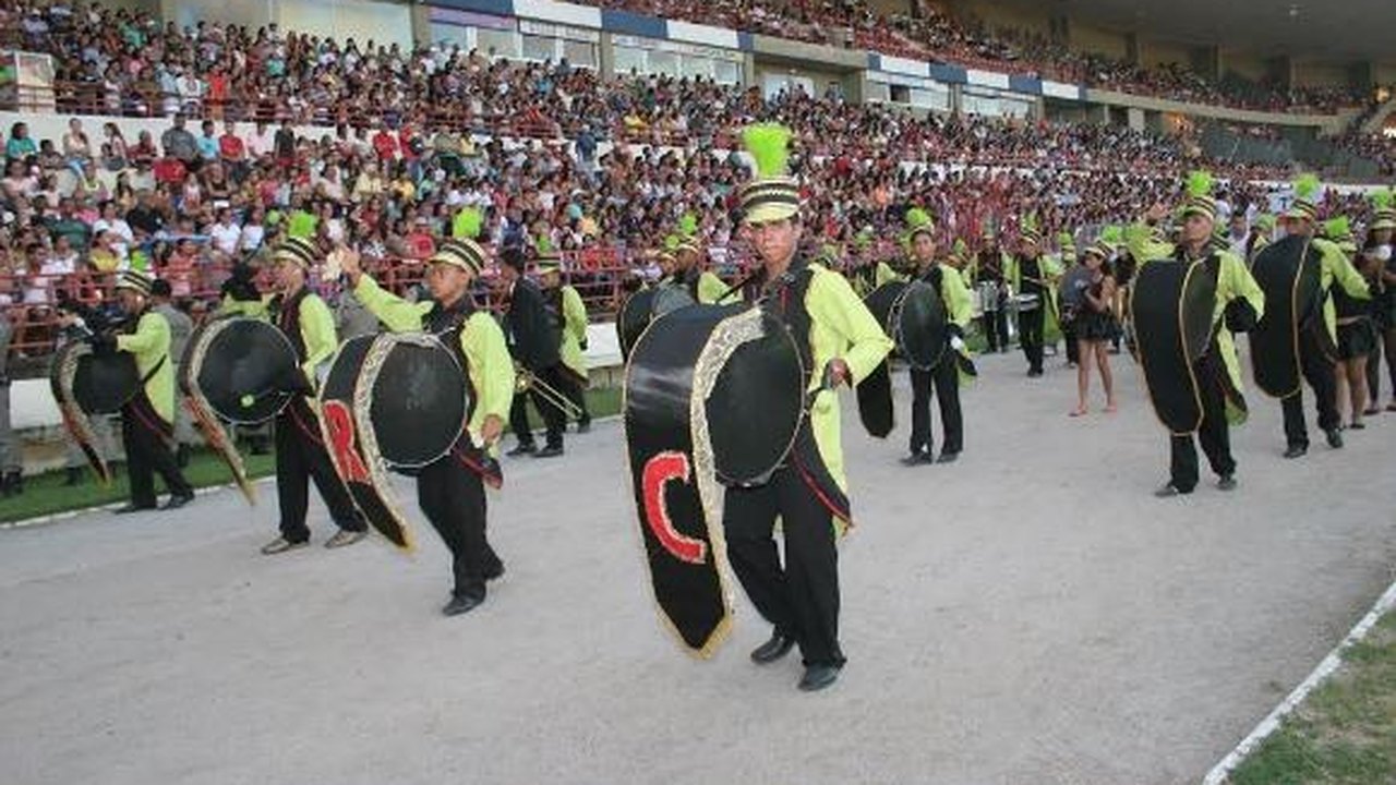 Desfile da Emancipação Política de Alagoas atrai milhares de famílias ao Rei Pelé