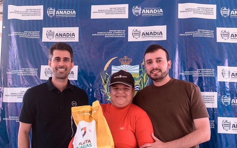 Prefeitura de Anadia beneficia produtores com entrega de sementes