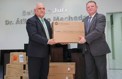 Presidente do TJ entrega computadores ao Fórum de Pão de Açúcar