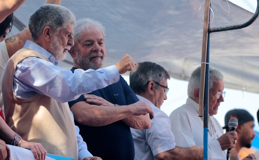 Lula volta para sede do sindicato após fazer discurso