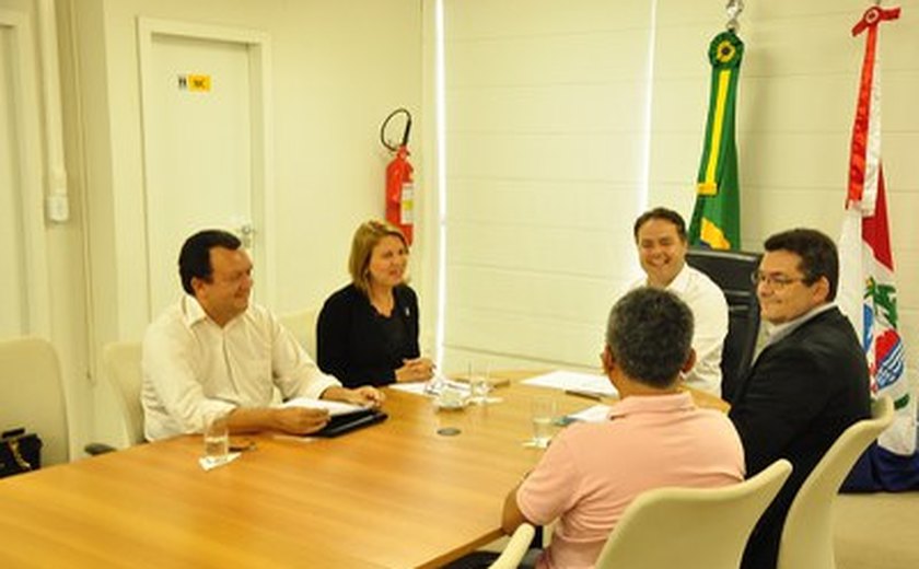 Ufal e Governo discutem parceria para Bienal Internacional do Livro