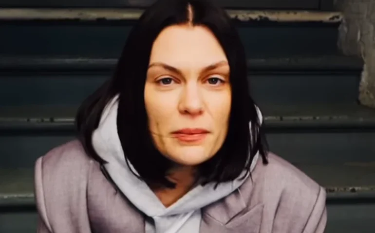 Jessie J é internada e descobre infecção após diagnóstico de câncer de mama