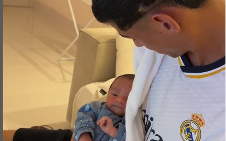Luva de Pedreiro 'apresenta' CR7 para filho recém-nascido; vídeo