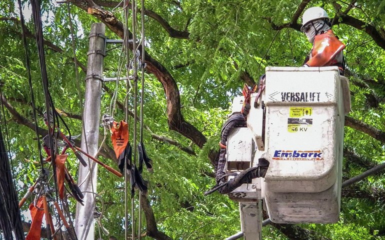 Tempestade causada por ciclone cancela voos e deixa rastro de destruição em SP