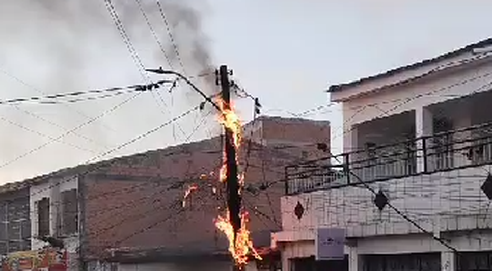 Poste pega fogo e causa interrupção de energia em Aracaju