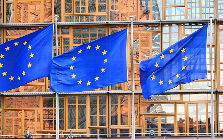 UE está desesperada porque EUA não querem mais protegê-la, avalia analista russo