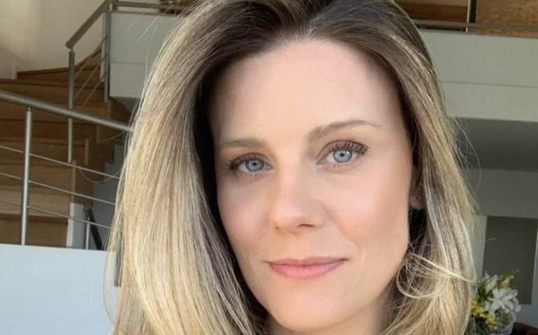 Daiana Garbin, esposa de Tiago Leifert, exibe barriguinha de grávida