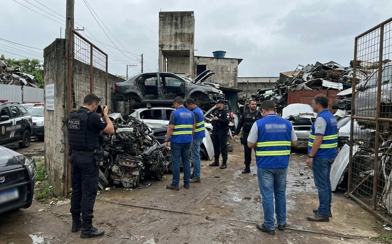 Detran e Polícia Civil fecham ferro-velho em Jacarepaguá com peças de carro roubado