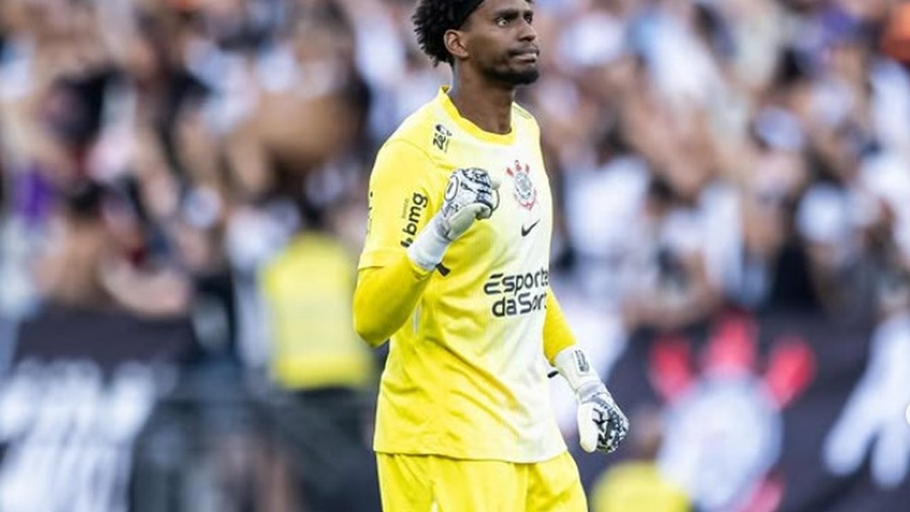 Hugo Souza mantém taça da Copa do Mundo como inspiração diária
