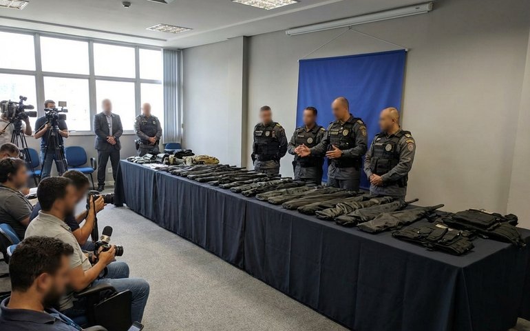 Polícia Militar bate recorde e apreende 784 fuzis no Rio em 2025; 94 foram retirados em megaoperação no Alemão e na Penha