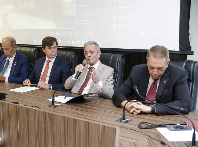 Presidente Fábio Bittencourt prestigia lançamento de nova tabela de honorários advocatícios