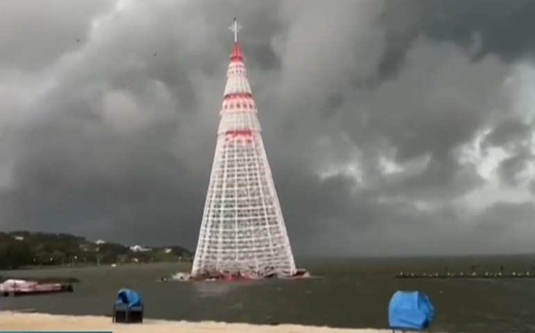 Árvore de Natal de 56 metros cai e provoca morte em Maricá (RJ)