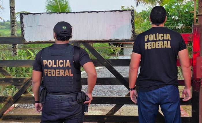 Policiais federais cumprem mandados durante nova fase da Operação Metamorfo contra grupo criminoso ligado ao tráfico de drogas
