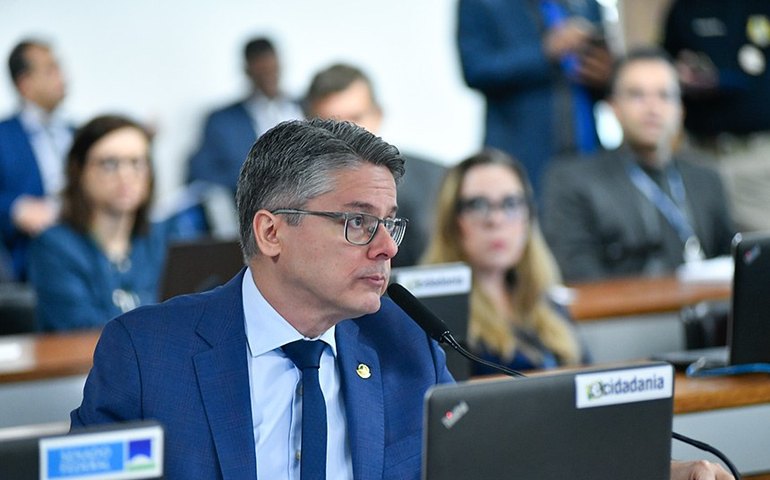 Vieira apresenta relatório do PL antifacção em comissão, e votação é adiada para semana que vem