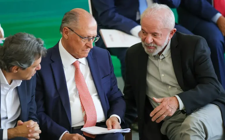 Governo vai trabalhar para reverter taxação dos EUA, diz Alckmin