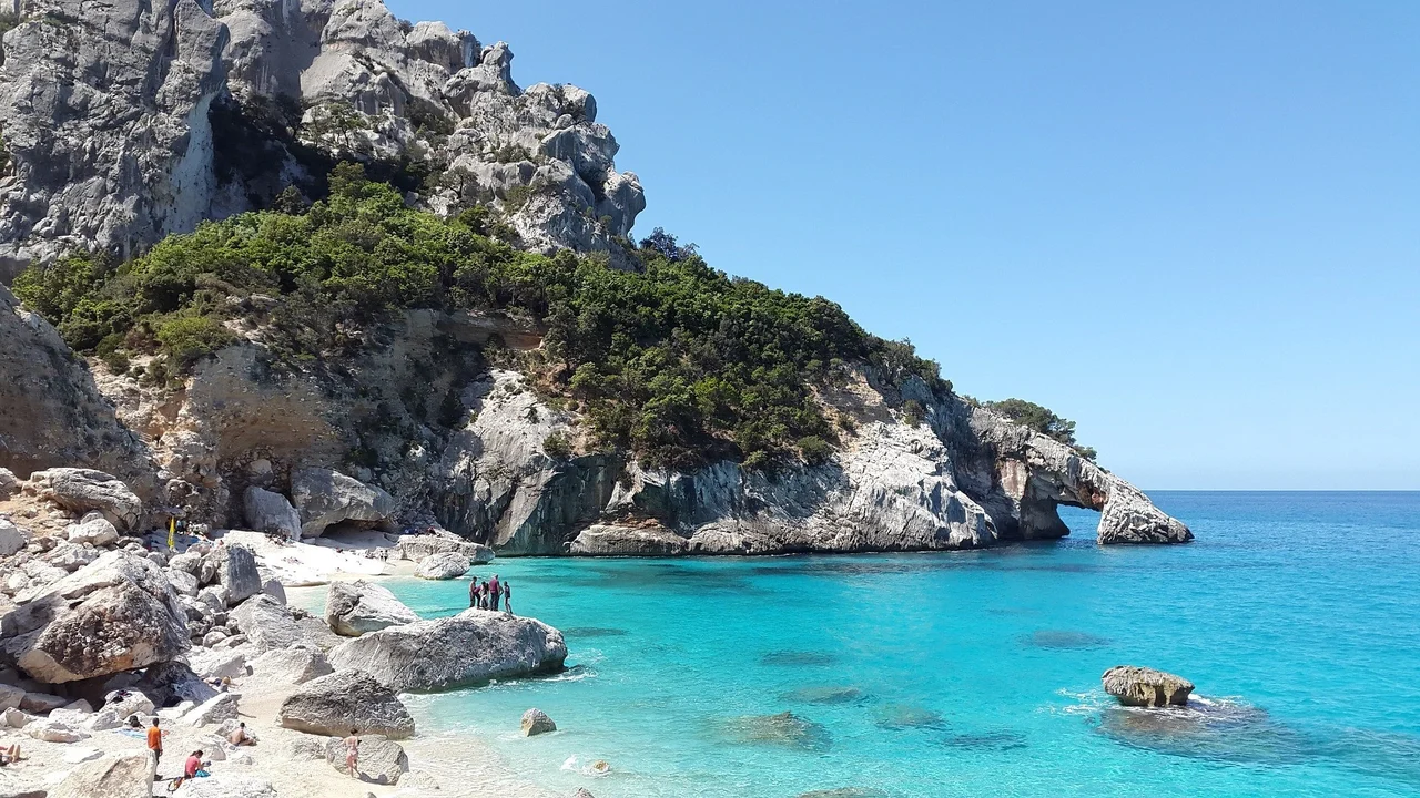 Turista brasileira morre em praia da Itália por suspeita de afogamento, afirmam jornais italianos