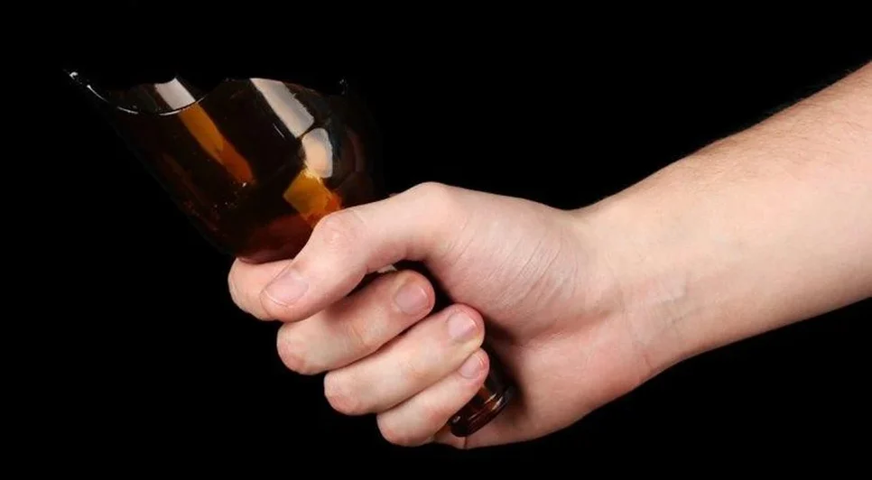 Vítima foi agredida por quatro homens com cacos de vidro de garrafas quebradas. - Foto: Reprodução