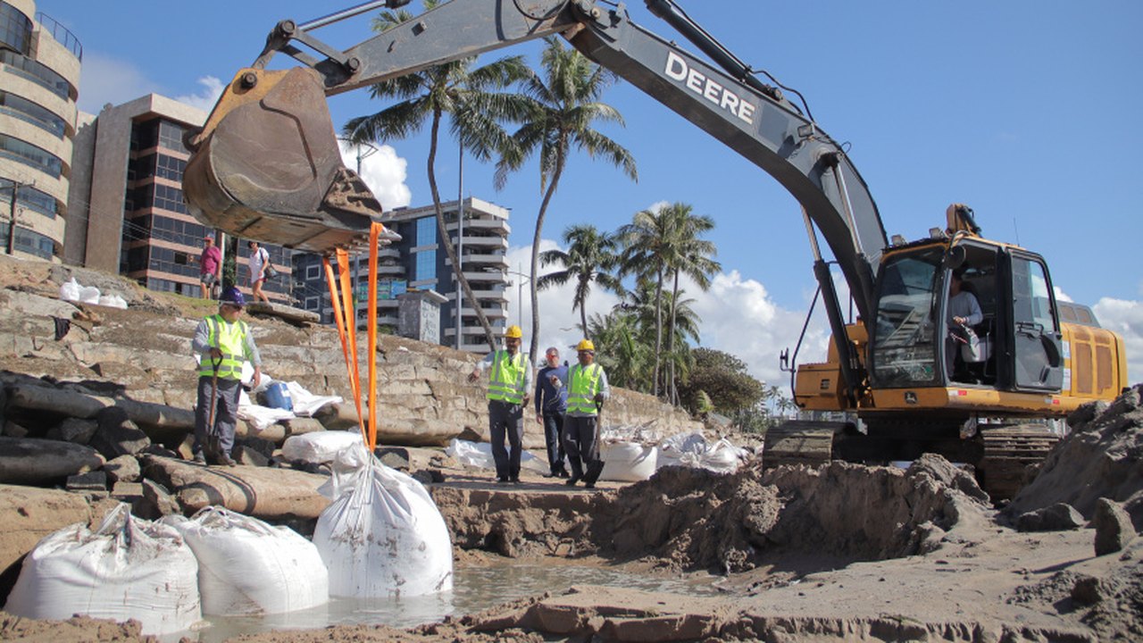 Prefeitura inicia intervenção de urgência em pontos de erosão na costa de Maceió