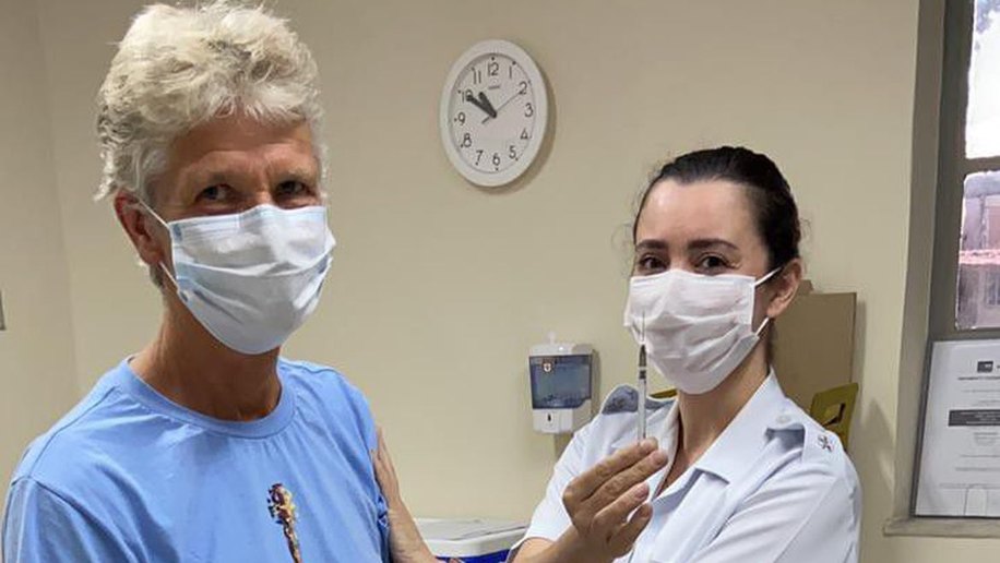 Pia Sundhage, de 61 anos, recebe 1ª dose da vacina contra covid-19