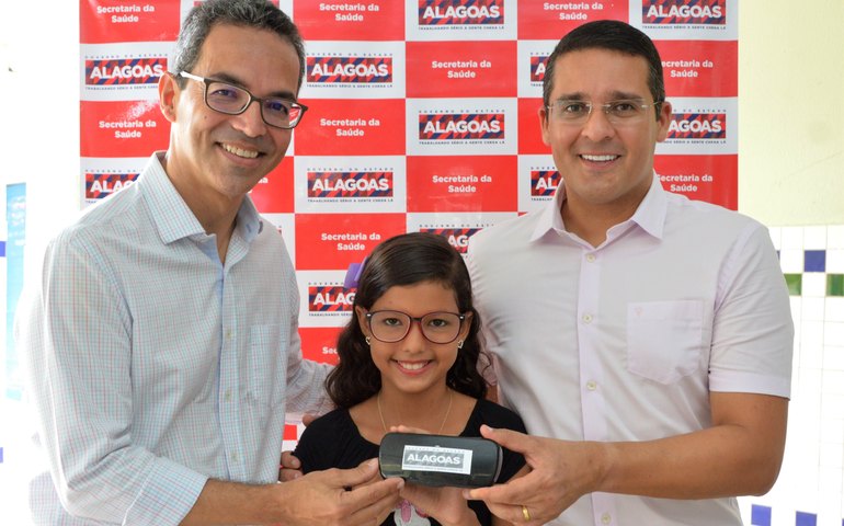 Sesau entrega óculos de grau a estudantes de escolas públicas em Maceió