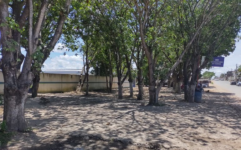 Prefeitura remove instalações irregulares em frente a Cmei na parte alta da cidade