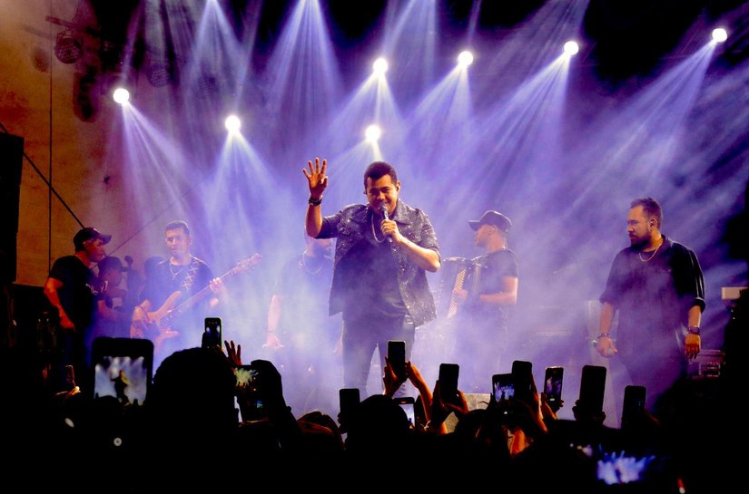 Prefeitura de Palmeira promove Dia das Mães com distribuição de presentes e show com Batista Lima